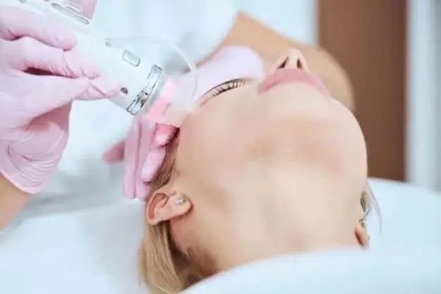 Sposoby na zagęszczenie skóry twarzy | RosaMed Clinic Warszawa