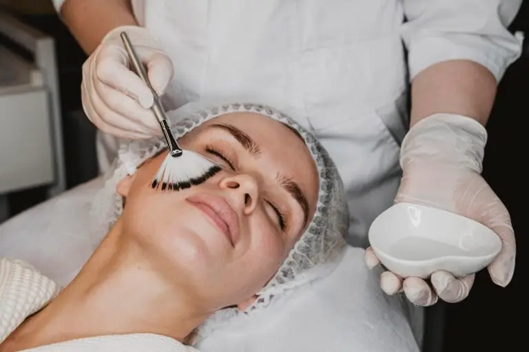 Jakie kwasy na twarz - zabiegi w RosaMed Clinic Warszawa