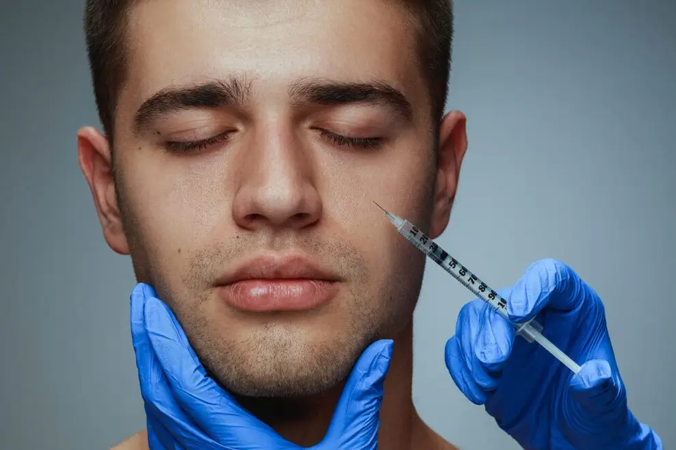 Odmładzanie twarzy mężczyzn zabiegi w RosaMed Clinic Warszawa