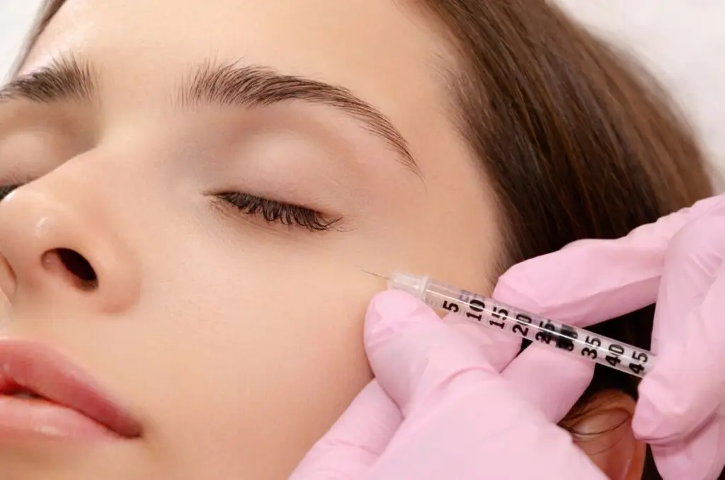 Mezoterapia igłowa pod oczami - RosaMed Clinic Warszawa